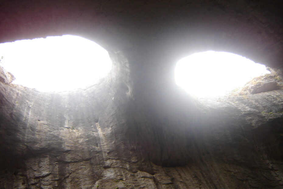 Les yeux de dieu de la grotte de Prohodna en Bulgarie Les yeux de dieu de la grotte de Prohodna en Bulgarie 1 1 Les yeux de dieu de la grotte de Prohodna en Bulgarie 1