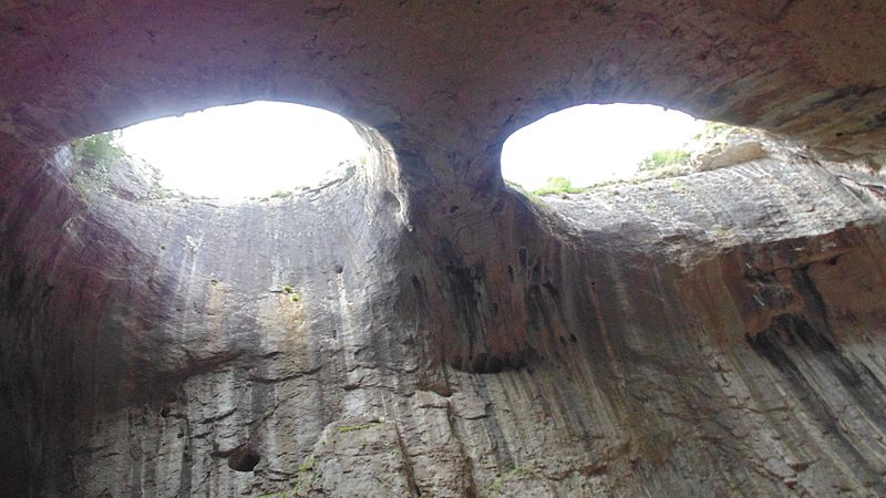 Les yeux de dieu de la grotte de Prohodna en Bulgarie Les yeux de dieu de la grotte de Prohodna en Bulgarie 10 Les-yeux-de-dieu-de-la-grotte-de-Prohodna-en-Bulgarie-10