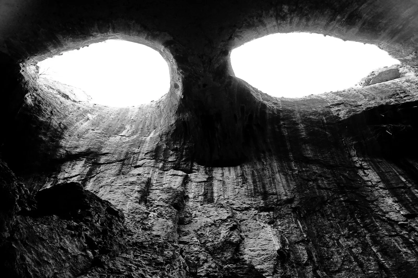 Les yeux de dieu de la grotte de Prohodna en Bulgarie 3 ouvertures en forme d’yeux dans la grotte de Prohodna
