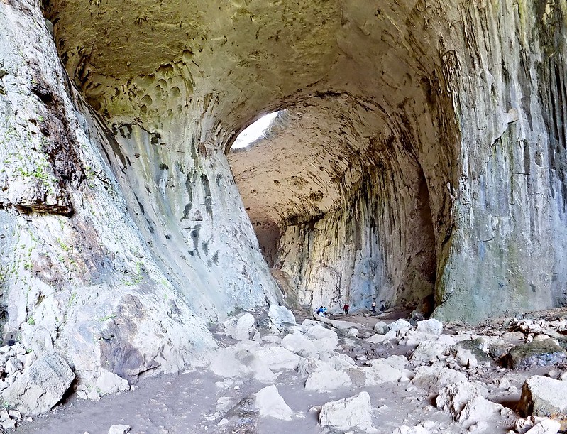 Les yeux de dieu de la grotte de Prohodna en Bulgarie Les yeux de dieu de la grotte de Prohodna en Bulgarie 7 Les-yeux-de-dieu-de-la-grotte-de-Prohodna-en-Bulgarie-7
