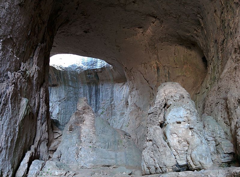 Les yeux de dieu de la grotte de Prohodna en Bulgarie Les yeux de dieu de la grotte de Prohodna en Bulgarie 9 Les-yeux-de-dieu-de-la-grotte-de-Prohodna-en-Bulgarie-9
