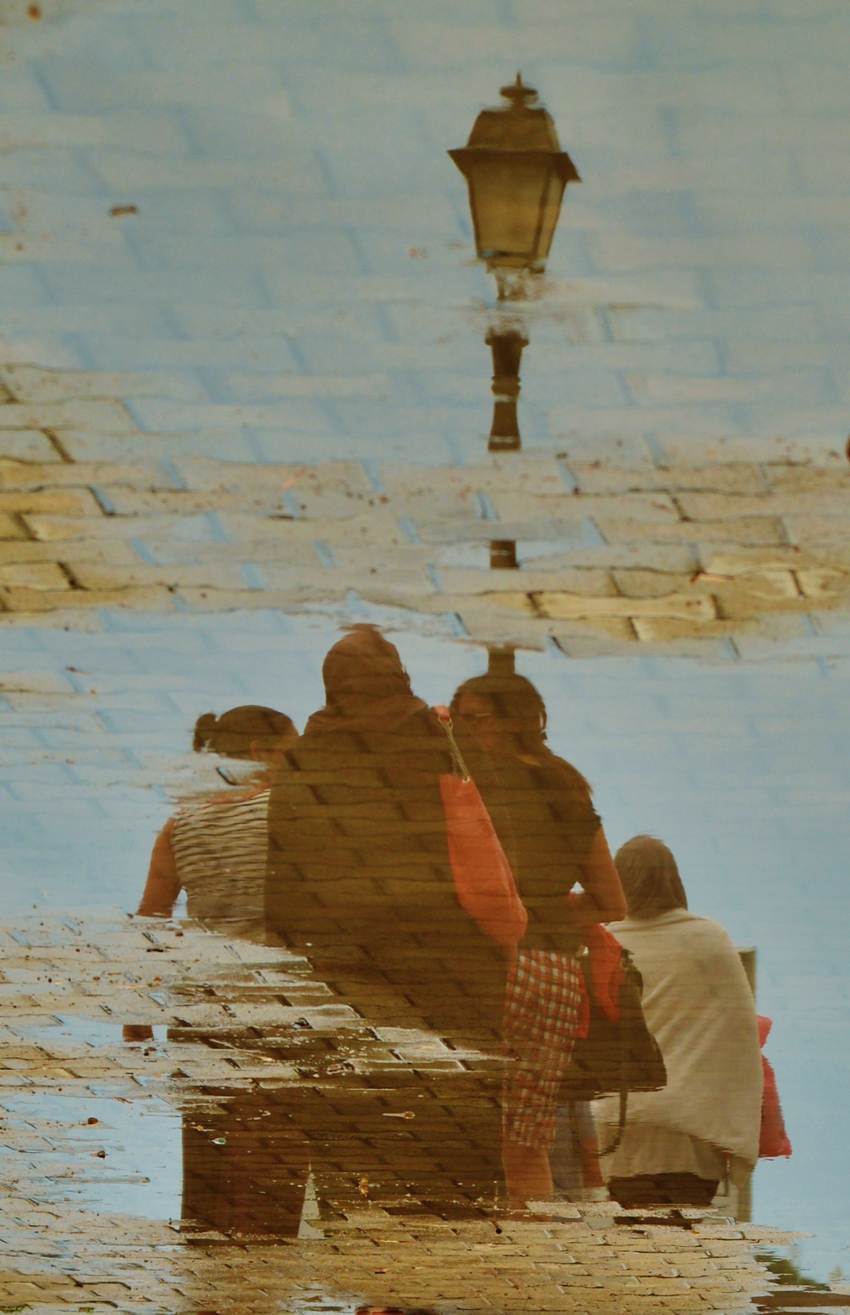 Parallel Worlds - le monde dans des reflets de flaque par Skander Khlif Parallel Worlds le monde dans des reflets de flaque par Skander Khlif 11 Parallel-Worlds-le-monde-dans-des-reflets-de-flaque-par-Skander-Khlif-11