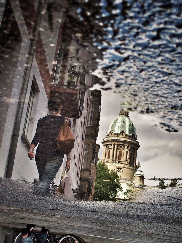 Parallel Worlds - le monde dans des reflets de flaque par Skander Khlif Parallel Worlds le monde dans des reflets de flaque par Skander Khlif 12 Parallel-Worlds-le-monde-dans-des-reflets-de-flaque-par-Skander-Khlif-12