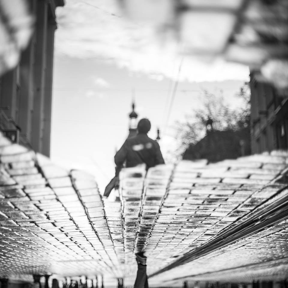 Parallel Worlds - le monde dans des reflets de flaque par Skander Khlif Parallel Worlds le monde dans des reflets de flaque par Skander Khlif 2 Parallel-Worlds-le-monde-dans-des-reflets-de-flaque-par-Skander-Khlif-2