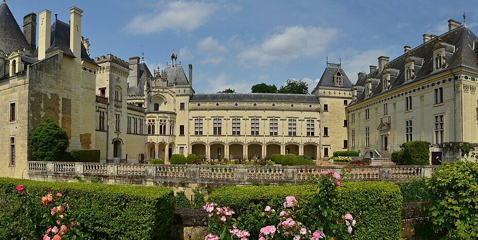 La forteresse souterraine du château de Brézé chateau breze exterieur maine et loire Château de Brézé en Maine-et-Loire au-dessus de ses souterrains