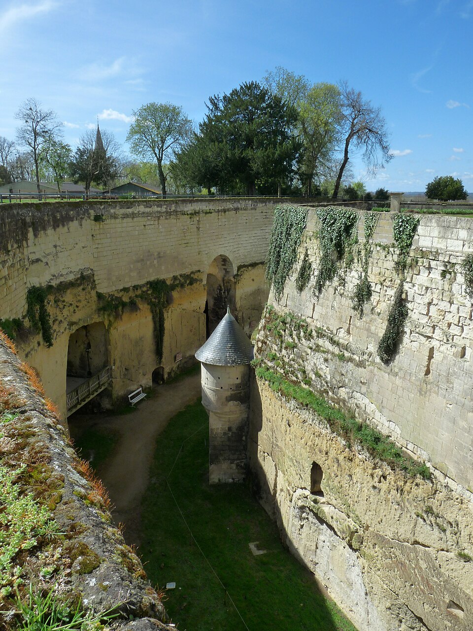 Douves sèches profondément creusées autour du château de Brézé Douves sèches profondément creusées autour du château de Brézé
