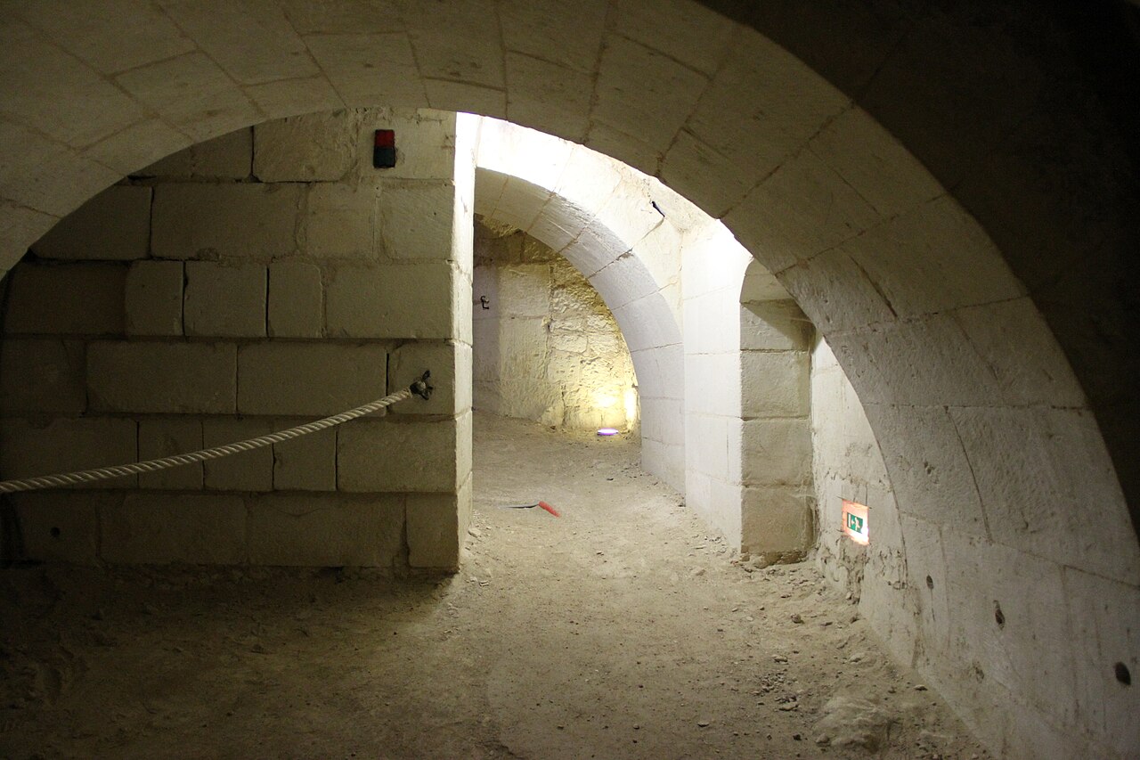 Galerie du réseau troglodytique sous le château de Brézé Galerie du réseau troglodytique sous le château de Brézé