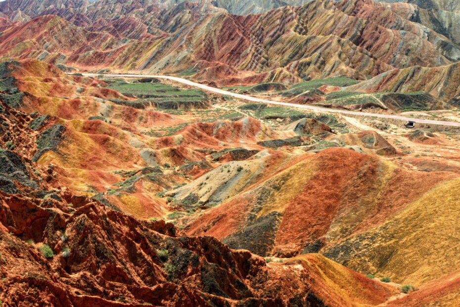 Montagnes arc-en-ciel de Zhangye Danxia avec leurs couches rocheuses rouges, jaunes et verdâtres en Chine