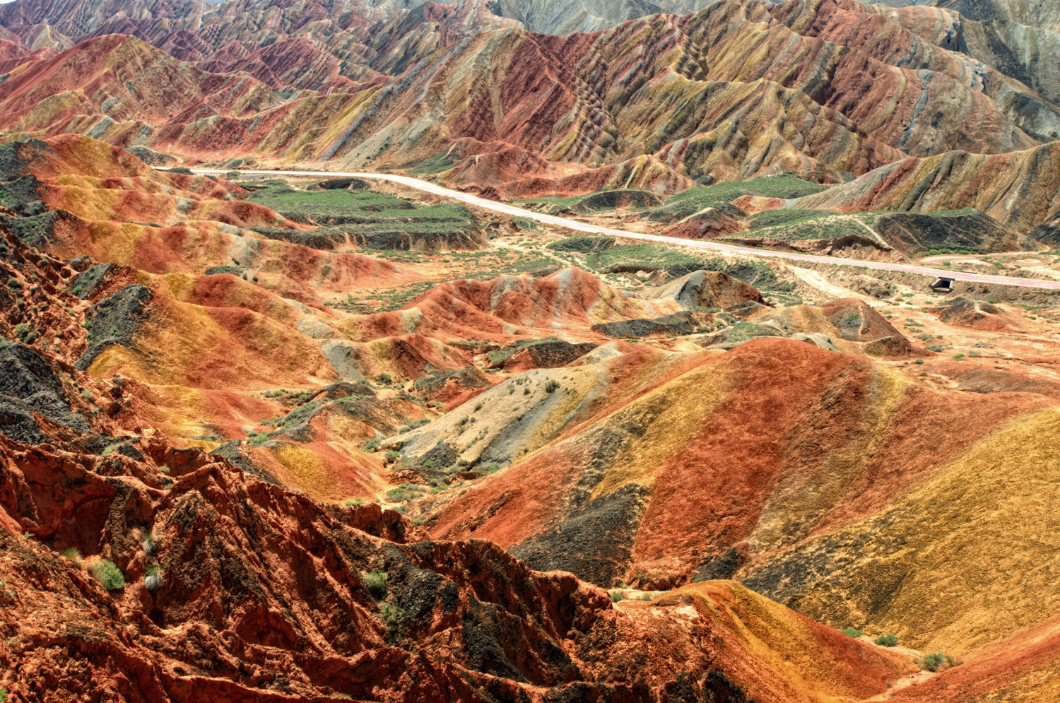 Montagnes arc-en-ciel de Zhangye Danxia avec leurs couches rocheuses rouges, jaunes et verdâtres en Chine Montagnes arc-en-ciel de Zhangye Danxia avec leurs couches rocheuses rouges, jaunes et verdâtres en Chine