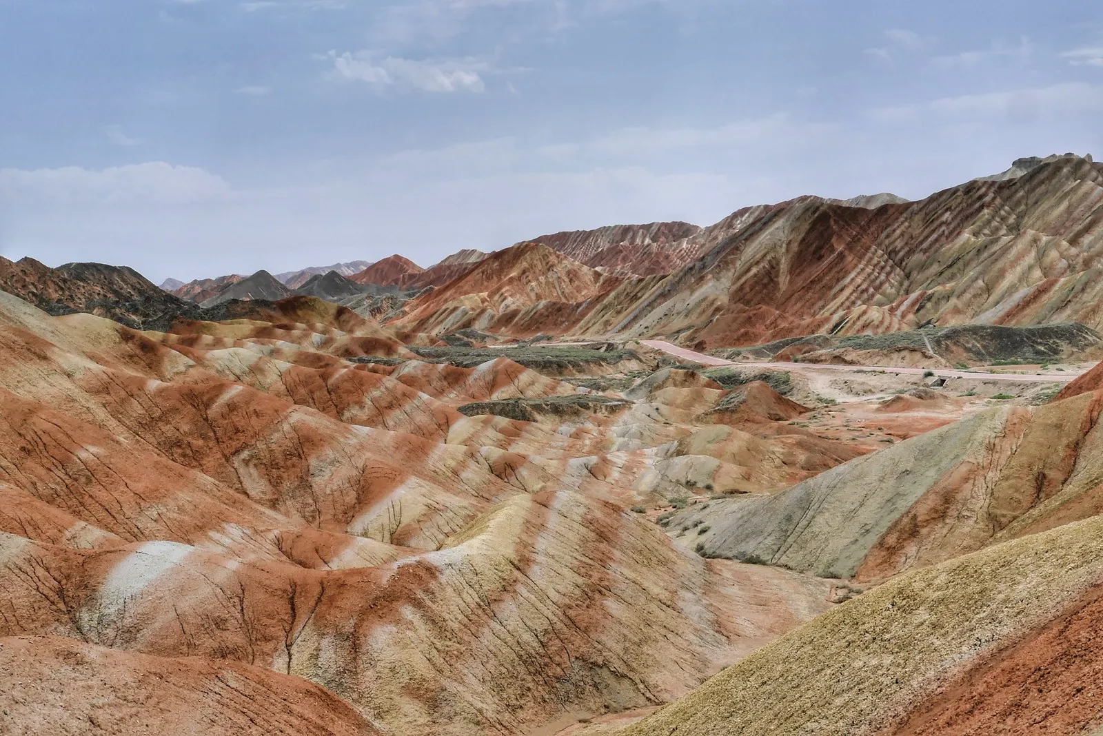 Bandes minérales rouges, ocre et gris verdâtre dans les montagnes arc-en-ciel de Zhangye Bandes minérales rouges, ocre et gris verdâtre dans les montagnes arc-en-ciel de Zhangye