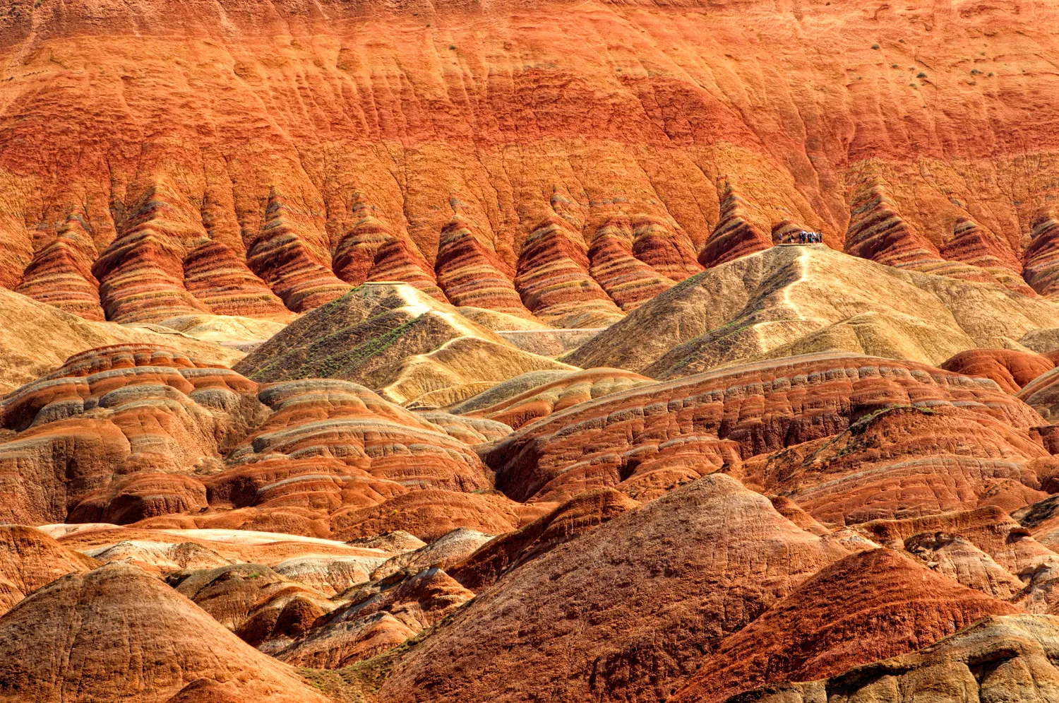 Couches sédimentaires rouges, jaunes et grises dans les montagnes colorées de Zhangye en Chine Couches sédimentaires rouges, jaunes et grises dans les montagnes colorées de Zhangye en Chine