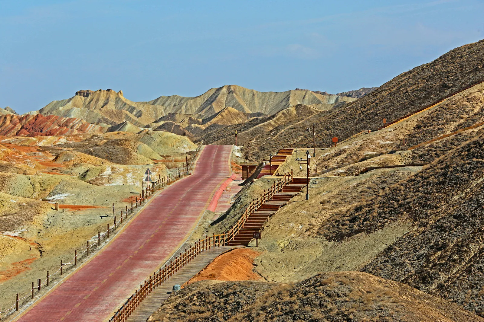 Couches rocheuses multicolores des montagnes de Zhangye photographiées sous la lumière naturelle Couches rocheuses multicolores des montagnes de Zhangye photographiées sous la lumière naturelle