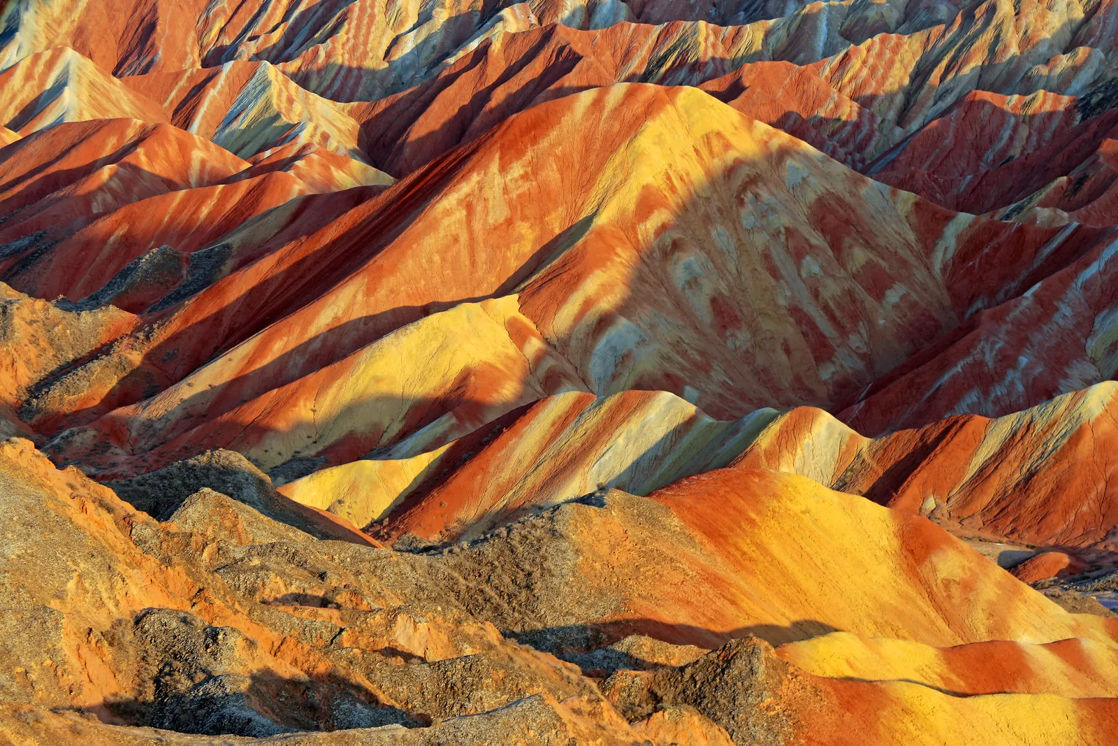 Panorama des montagnes arc-en-ciel de Zhangye depuis une plateforme d’observation Panorama des montagnes arc-en-ciel de Zhangye depuis une plateforme d’observation