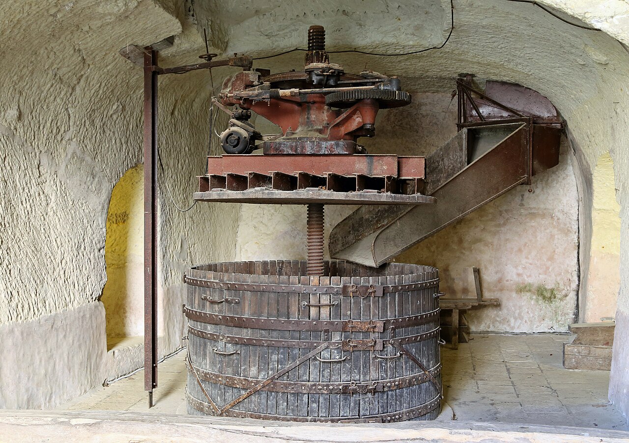 Ancien pressoir dans une cave souterraine du château de Brézé Ancien pressoir dans une cave souterraine du château de Brézé