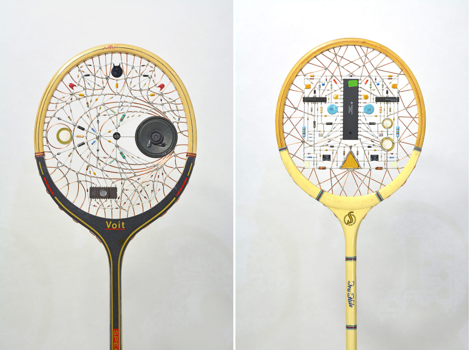 Des visages dans de vieilles raquettes de tennis par Leonardo Ulian Des visages dans de vieilles raquettes de tennis par Leonardo Ulian 2 Des-visages-dans-de-vieilles-raquettes-de-tennis-par-Leonardo-Ulian-2
