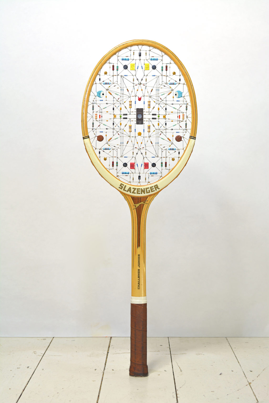 Des visages dans de vieilles raquettes de tennis par Leonardo Ulian Des visages dans de vieilles raquettes de tennis par Leonardo Ulian 5 Des-visages-dans-de-vieilles-raquettes-de-tennis-par-Leonardo-Ulian-5