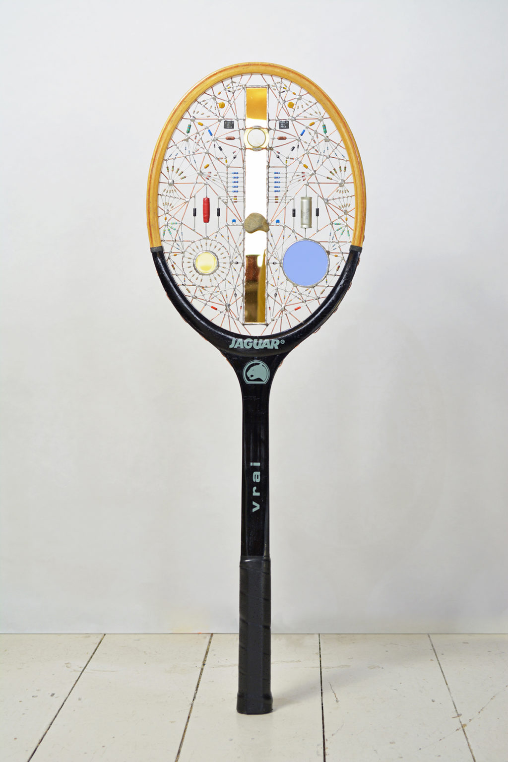 Des visages dans de vieilles raquettes de tennis par Leonardo Ulian Des visages dans de vieilles raquettes de tennis par Leonardo Ulian 6 Des-visages-dans-de-vieilles-raquettes-de-tennis-par-Leonardo-Ulian-6