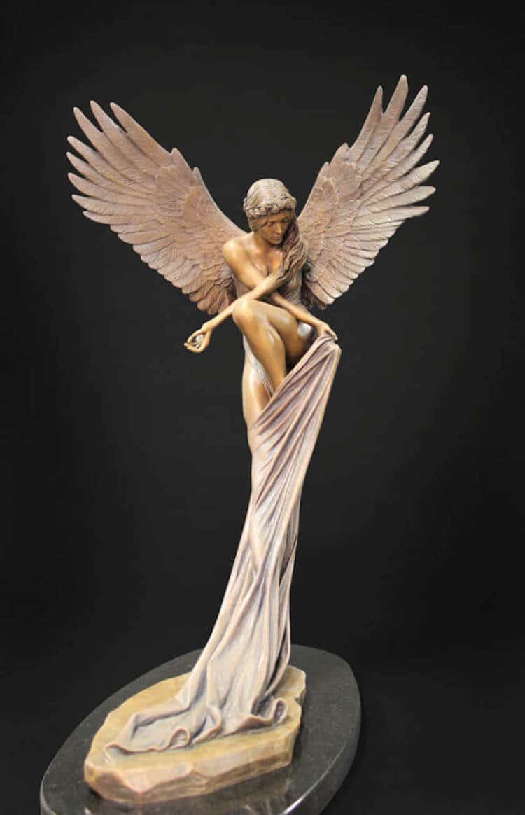 La sculpture d'un ange qui semble flotter au dessus du sol par Benjamin Victor La sculpture d un ange qui semble flotter au dessus du sol par Benjamin Victor 4 La-sculpture-d-un-ange-qui-semble-flotter-au-dessus-du-sol-par-Benjamin-Victor-4