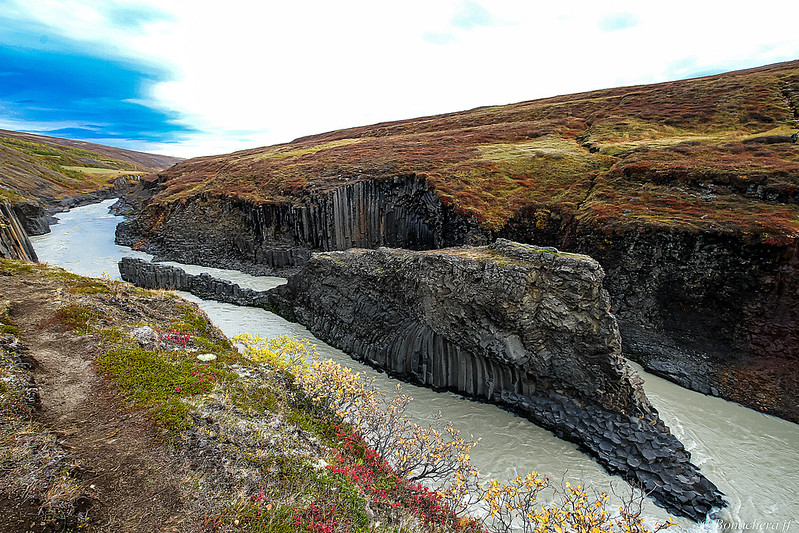 Les orgues basaltiques du canyon Stuðlagil en Islande Les orgues basaltiques du canyon Studlagil en Islande 2 Les-orgues-basaltiques-du-canyon-Studlagil-en-Islande-2