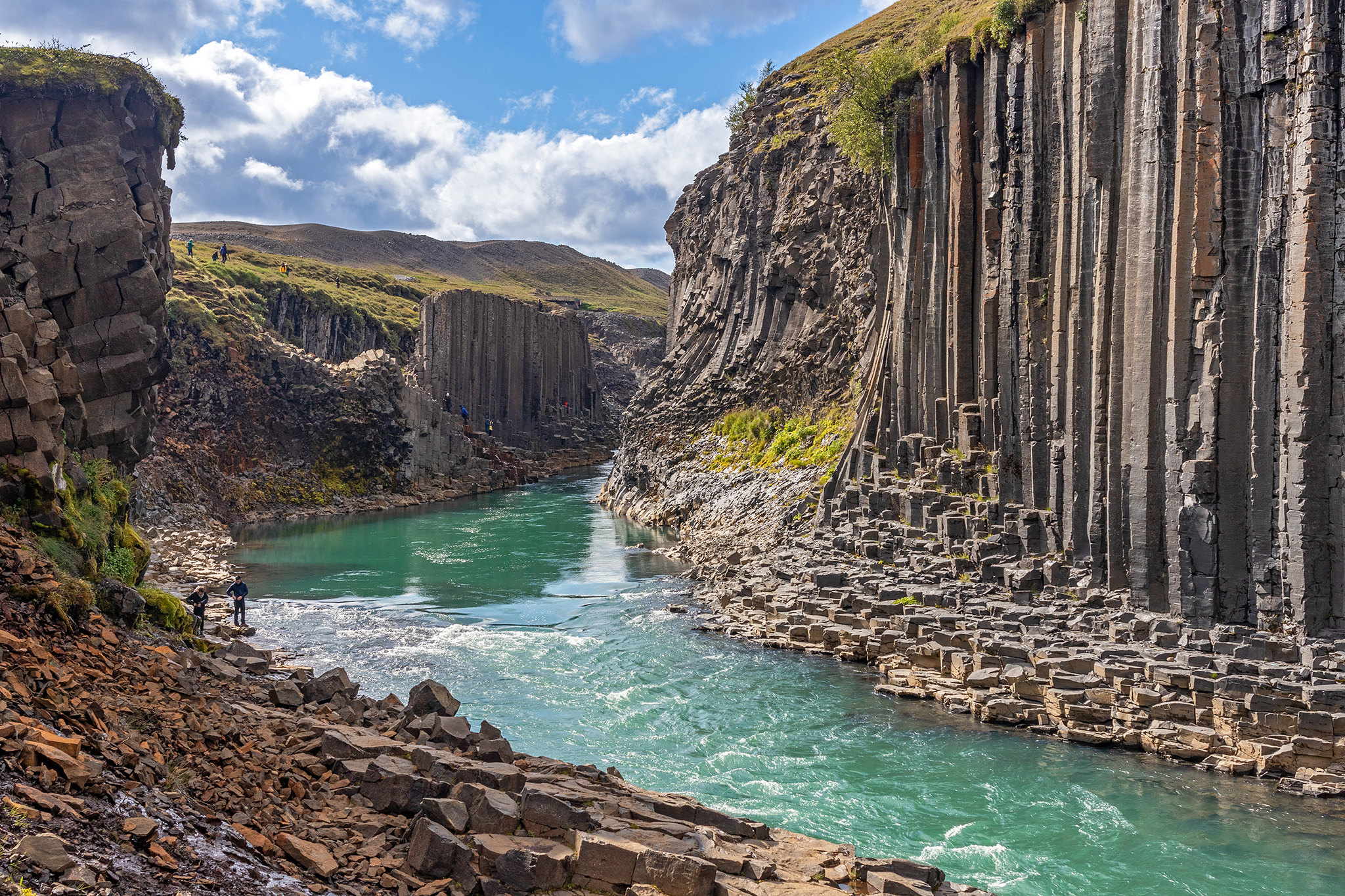Les orgues basaltiques du canyon Stuðlagil en Islande Les orgues basaltiques du canyon Studlagil en Islande 5 Les-orgues-basaltiques-du-canyon-Studlagil-en-Islande-5