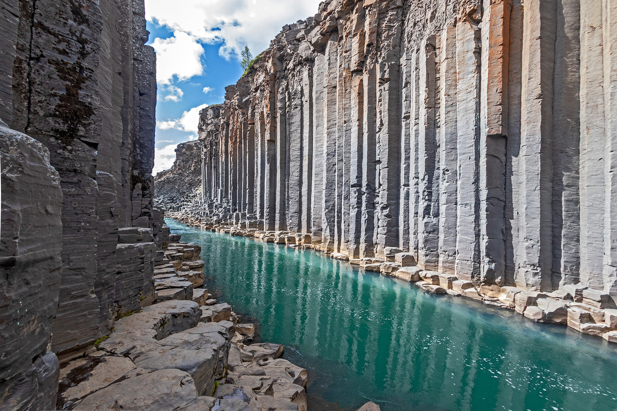 Les orgues basaltiques du canyon Stuðlagil en Islande Les orgues basaltiques du canyon Studlagil en Islande 6 Les-orgues-basaltiques-du-canyon-Studlagil-en-Islande-6