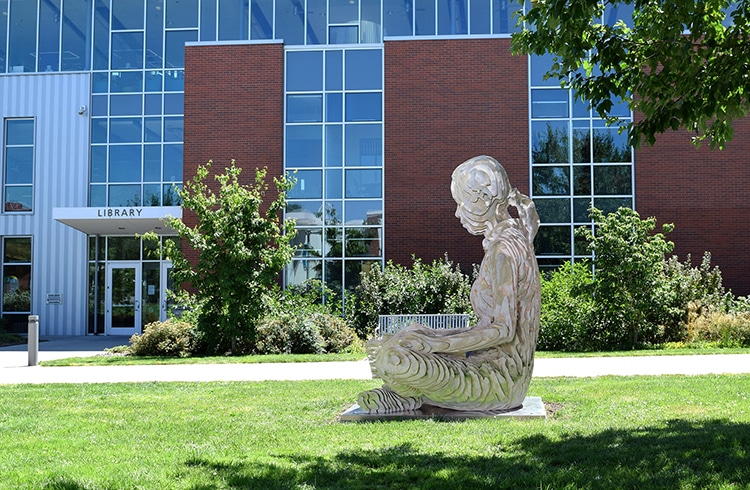 Les statues quantiques qui disparaissent selon l'angle de vue de Julian Voss-Andreae Les statues quantiques qui disparaissent selon l angle de vue de Julian Voss Andreae 6 Les-statues-quantiques-qui-disparaissent-selon-l-angle-de-vue-de-Julian-Voss-Andreae-6