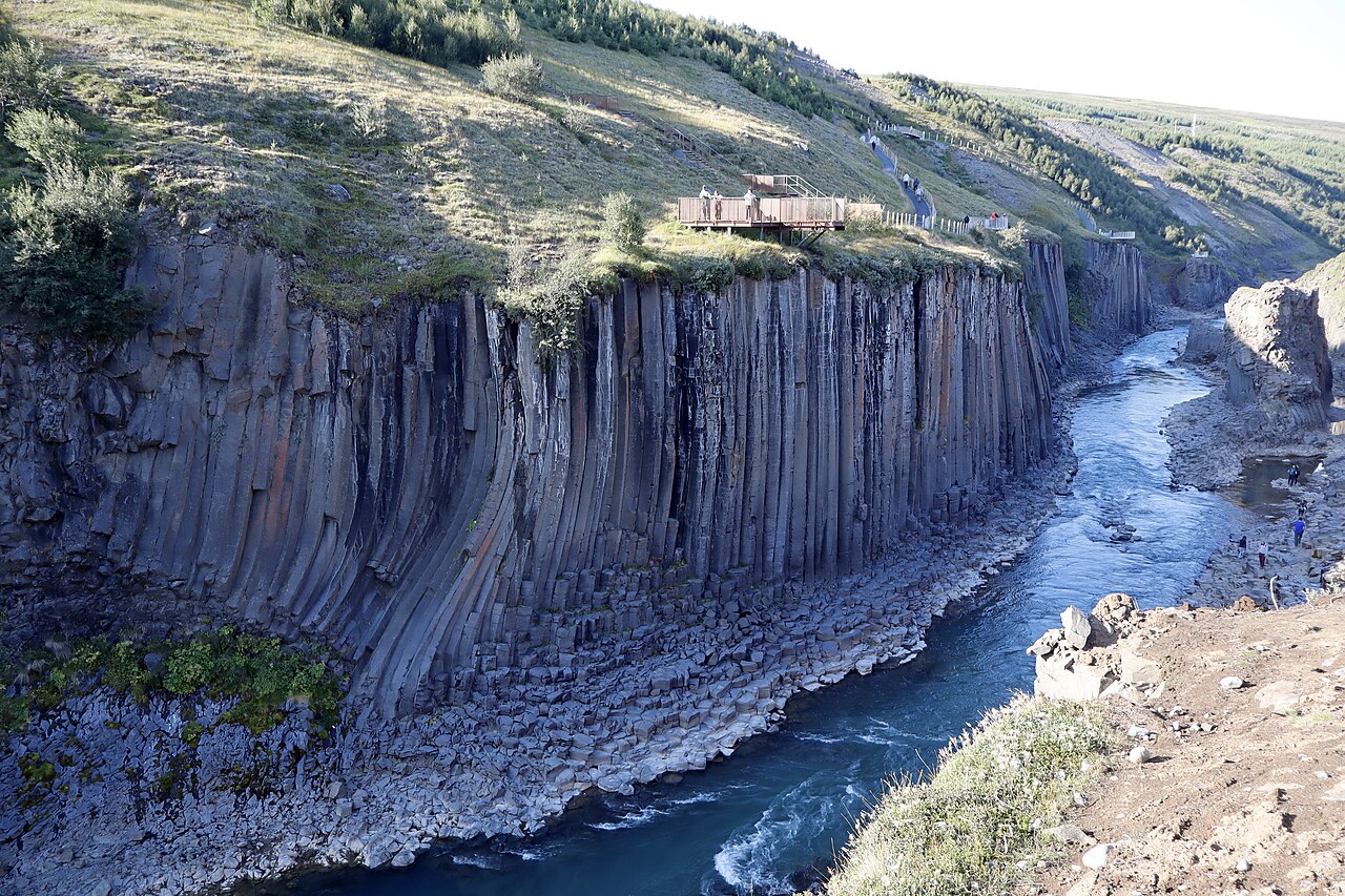canyon studlagil islande riviere orgues basaltiques Paysage du canyon Stuðlagil en Islande avec la rivière entre les falaises basaltiques