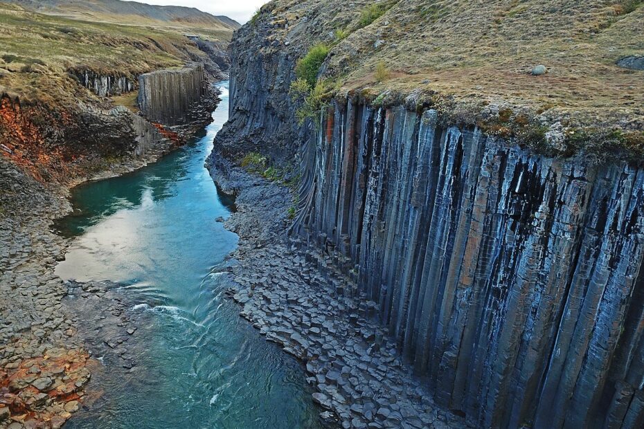 Les orgues basaltiques du canyon Stuðlagil en Islande canyon studlagil orgues basaltiques islande vue aerienne Vue aérienne des orgues basaltiques du canyon Stuðlagil dans l'est de l'Islande