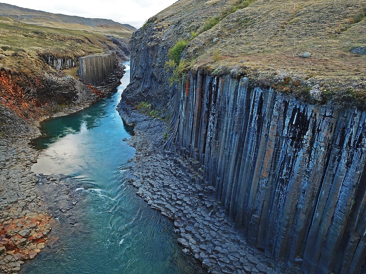 canyon studlagil orgues basaltiques islande vue aerienne Vue aérienne des orgues basaltiques du canyon Stuðlagil dans l'est de l'Islande