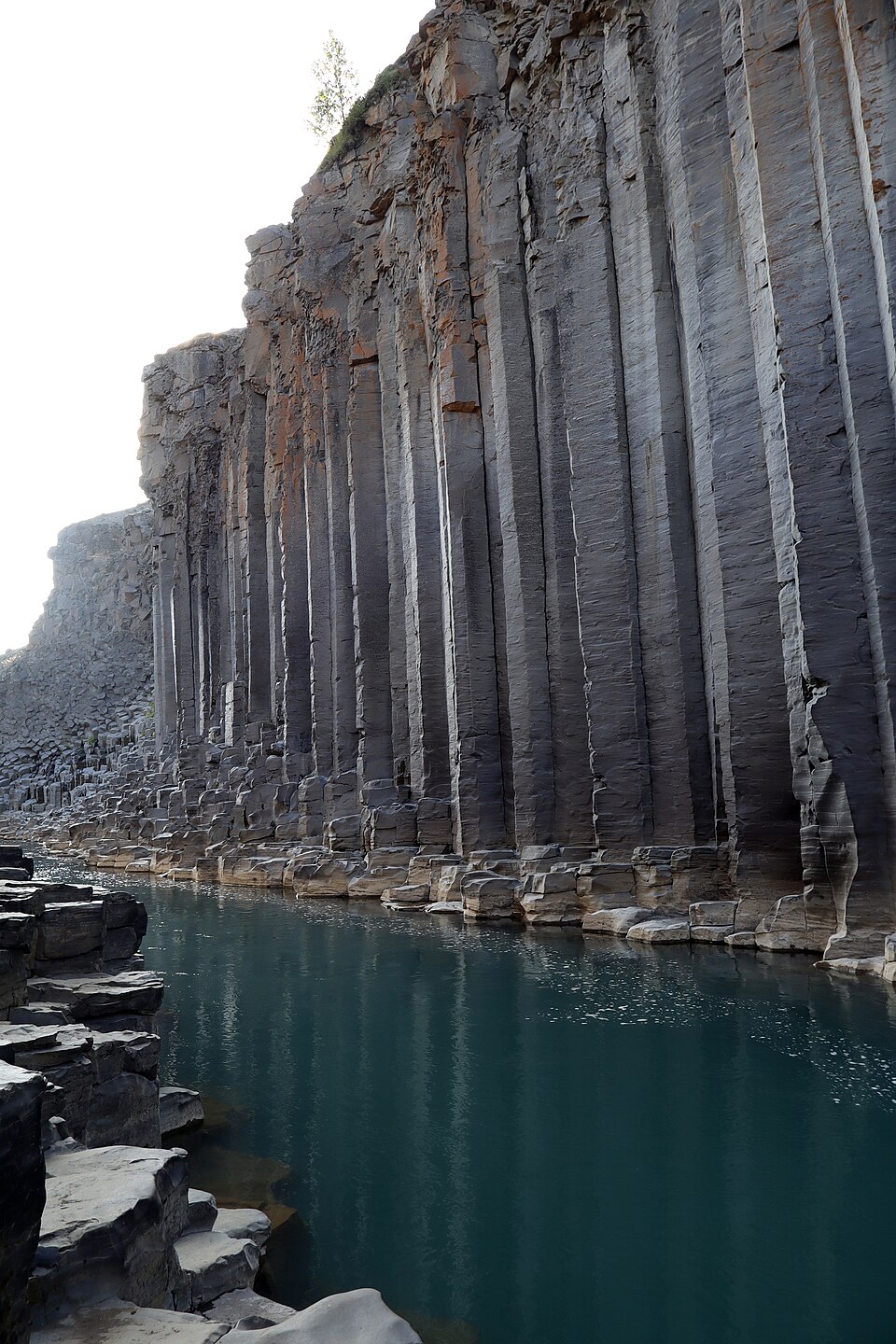 colonnes basalte canyon studlagil islande Colonnes de basalte formant les orgues basaltiques du canyon Stuðlagil en Islande