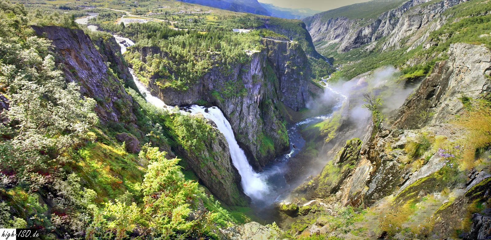 un monumental pont en escalier au dessus de la cascade de voringsfossen video 10 un monumental pont en escalier au dessus de la cascade de voringsfossen video 10