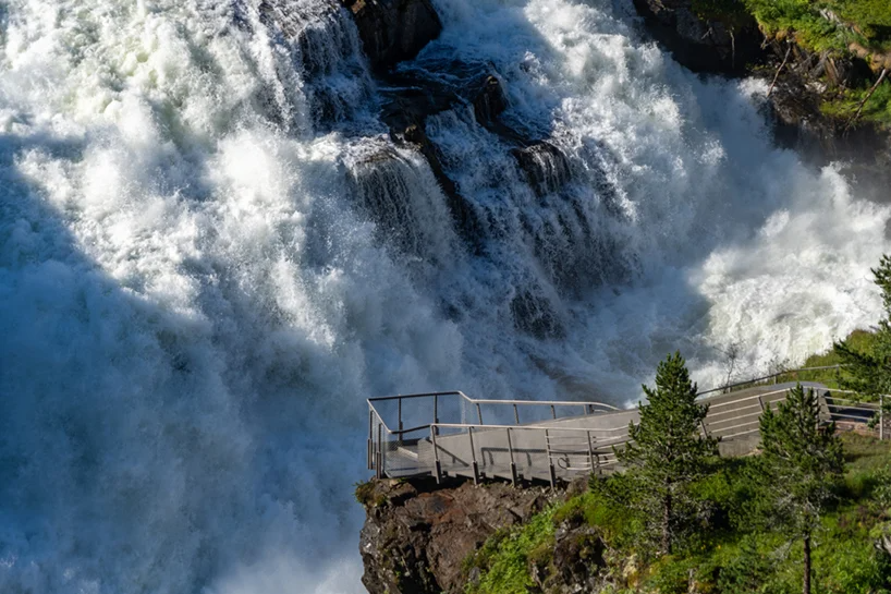 Vøringsfossen en Norvège : la spectaculaire passerelle-escalier au-dessus de la cascade un monumental pont en escalier au dessus de la cascade de voringsfossen video 5 un-monumental-pont-en-escalier-au-dessus-de-la-cascade-de-voringsfossen-video-5