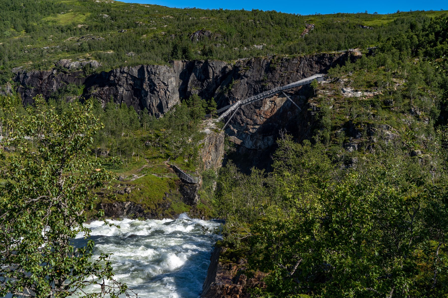 Vøringsfossen en Norvège : la spectaculaire passerelle-escalier au-dessus de la cascade un monumental pont en escalier au dessus de la cascade de voringsfossen video 6 un-monumental-pont-en-escalier-au-dessus-de-la-cascade-de-voringsfossen-video-6