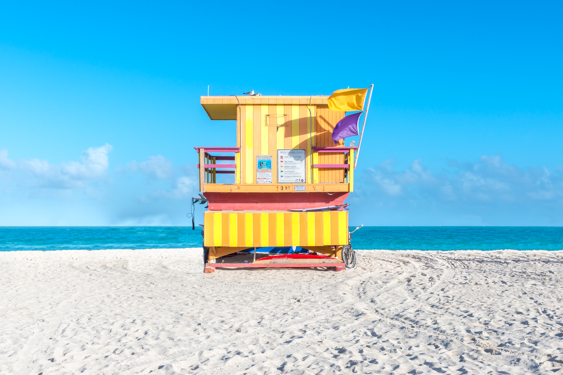 Les cabanes de sauveteurs de South Beach par Richard Silver Les cabanes de sauveteurs de South Beach par Richard Silver 1 Les-cabanes-de-sauveteurs-de-South-Beach-par-Richard-Silver-1