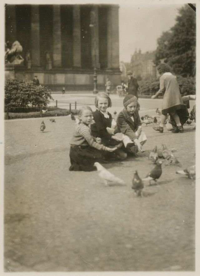 26 délicieux clichés vintage de l'amitié entre des enfants et des animaux 26 delicieux cliches vintage de l amitie entre des enfants et des animaux 10 pigeons 26-delicieux-cliches-vintage-de-l-amitie-entre-des-enfants-et-des-animaux-10-pigeons