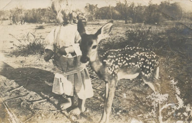 26 délicieux clichés vintage de l'amitié entre des enfants et des animaux 26 delicieux cliches vintage de l amitie entre des enfants et des animaux 12 faon 26-delicieux-cliches-vintage-de-l-amitie-entre-des-enfants-et-des-animaux-12-faon