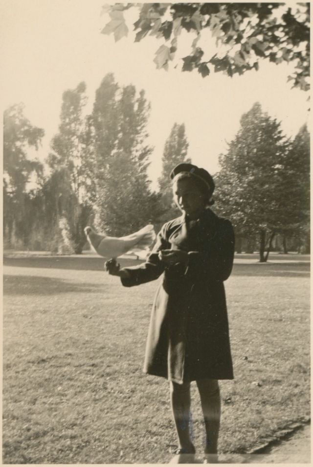 26 délicieux clichés vintage de l'amitié entre des enfants et des animaux 26 delicieux cliches vintage de l amitie entre des enfants et des animaux 13 colombe 26-delicieux-cliches-vintage-de-l-amitie-entre-des-enfants-et-des-animaux-13-colombe