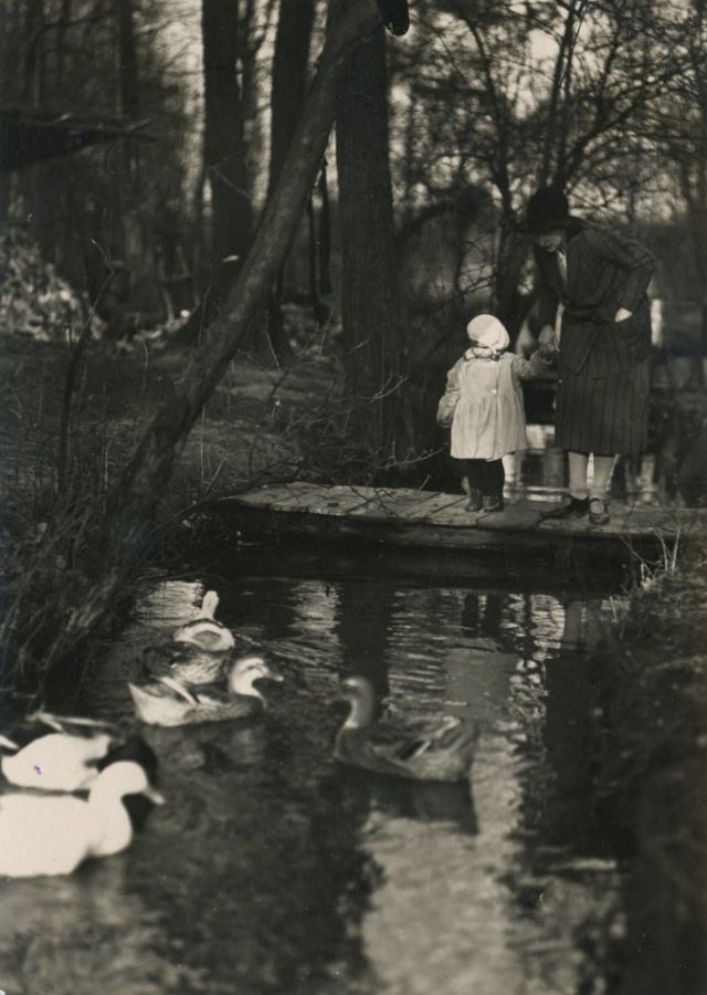 26 délicieux clichés vintage de l'amitié entre des enfants et des animaux 26 delicieux cliches vintage de l amitie entre des enfants et des animaux 15 canards 26-delicieux-cliches-vintage-de-l-amitie-entre-des-enfants-et-des-animaux-15-canards