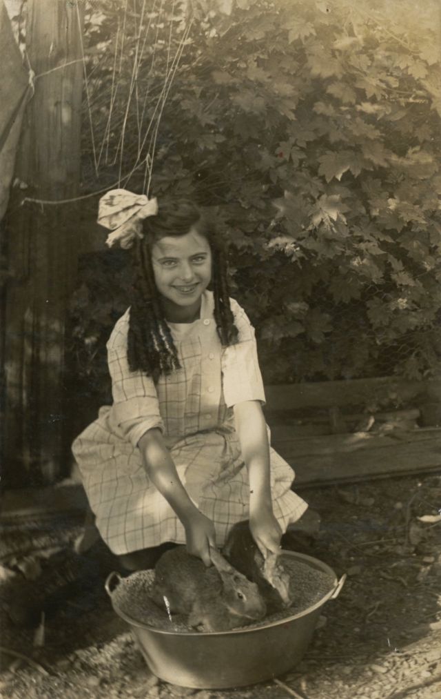 26 délicieux clichés vintage de l'amitié entre des enfants et des animaux 26 delicieux cliches vintage de l amitie entre des enfants et des animaux 18 lapin 26-delicieux-cliches-vintage-de-l-amitie-entre-des-enfants-et-des-animaux-18-lapin