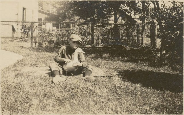 26 délicieux clichés vintage de l'amitié entre des enfants et des animaux 26 delicieux cliches vintage de l amitie entre des enfants et des animaux 4 garcon oie 26-delicieux-cliches-vintage-de-l-amitie-entre-des-enfants-et-des-animaux-4-garcon-oie