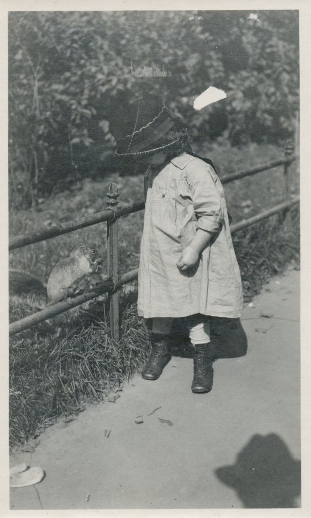 26 délicieux clichés vintage de l'amitié entre des enfants et des animaux 26 delicieux cliches vintage de l amitie entre des enfants et des animaux 8 ecureuil 26-delicieux-cliches-vintage-de-l-amitie-entre-des-enfants-et-des-animaux-8-ecureuil