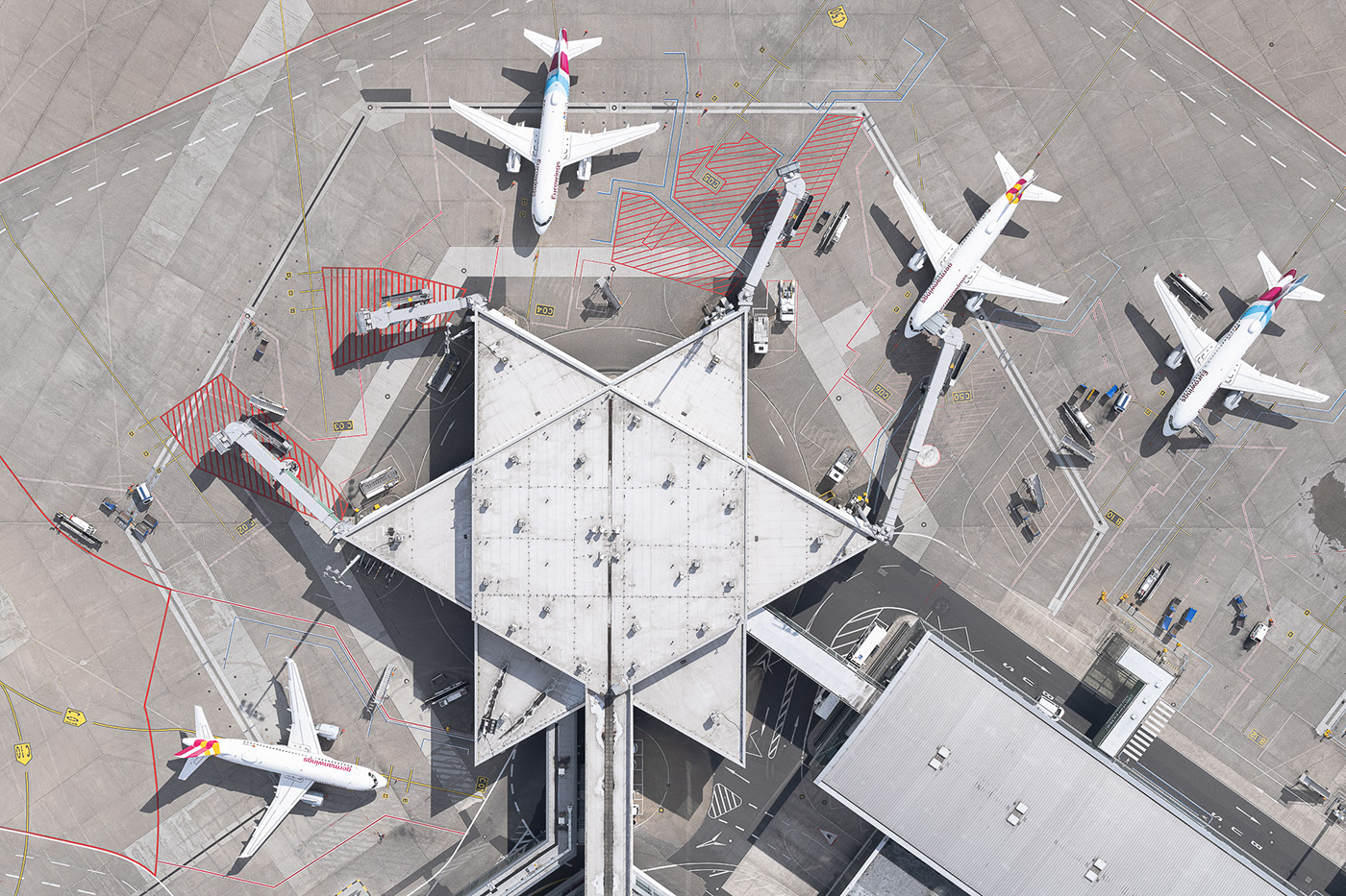 Airports - les magnifiques agencements géométriques des aéroports vus du ciel par Tom Hegen Airports les magnifiques agencements geometriques des aeroports vus du ciel par Tom Hegen 1 Airports-les-magnifiques-agencements-geometriques-des-aeroports-vus-du-ciel-par-Tom-Hegen-1