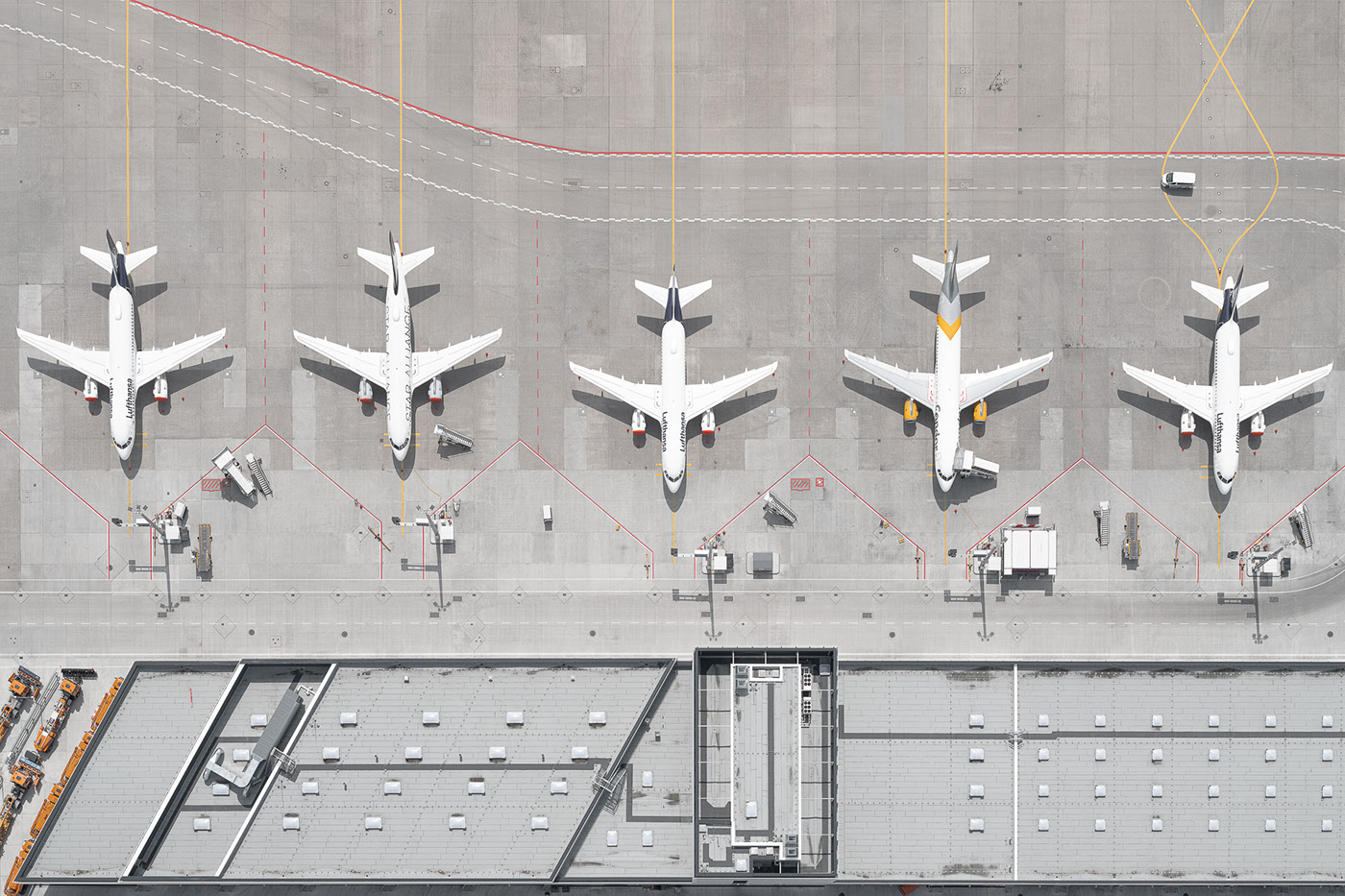 Airports - les magnifiques agencements géométriques des aéroports vus du ciel par Tom Hegen Airports les magnifiques agencements geometriques des aeroports vus du ciel par Tom Hegen 10 Airports-les-magnifiques-agencements-geometriques-des-aeroports-vus-du-ciel-par-Tom-Hegen-10