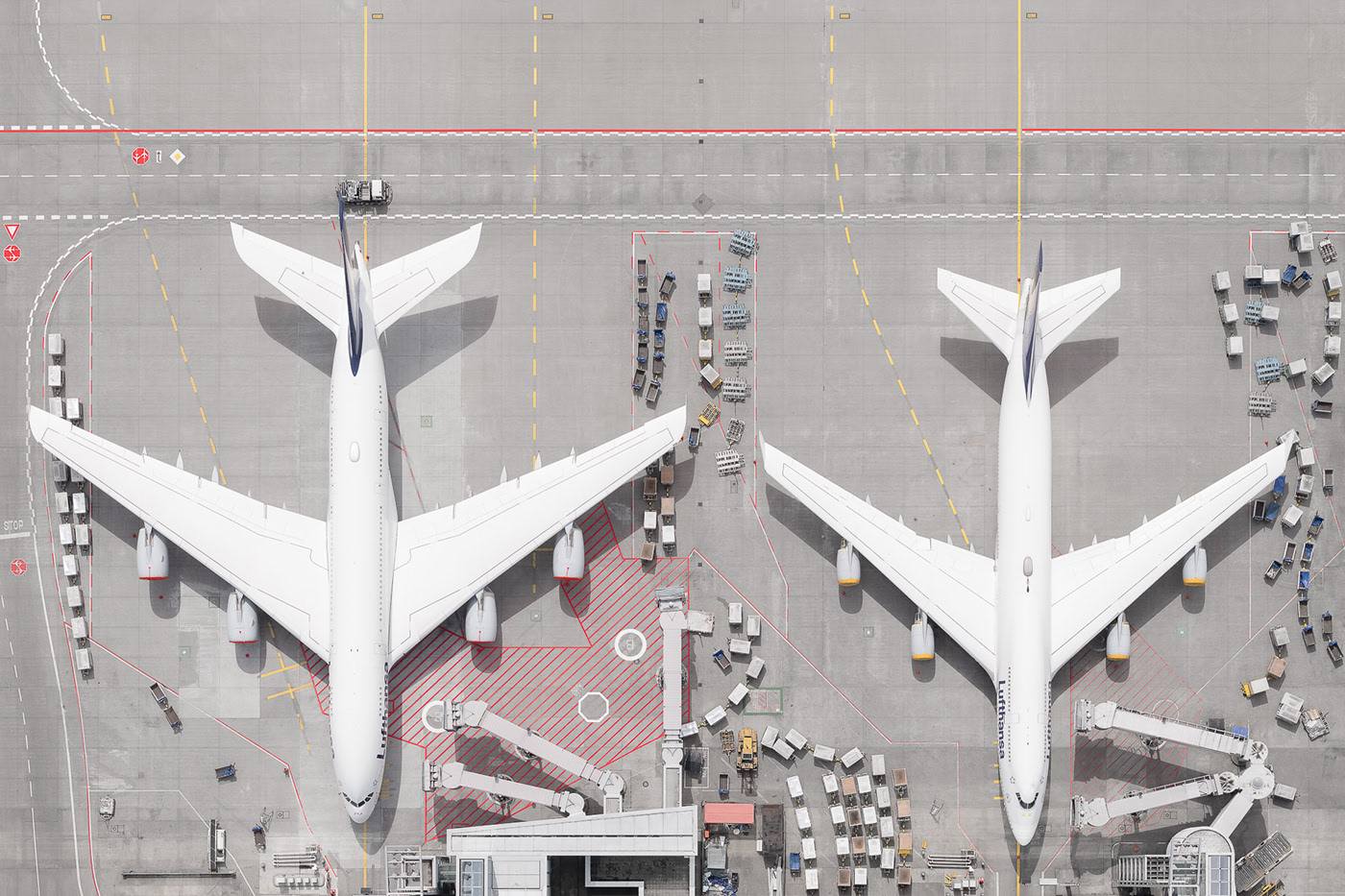 Airports - les magnifiques agencements géométriques des aéroports vus du ciel par Tom Hegen Airports les magnifiques agencements geometriques des aeroports vus du ciel par Tom Hegen 13 Airports-les-magnifiques-agencements-geometriques-des-aeroports-vus-du-ciel-par-Tom-Hegen-13
