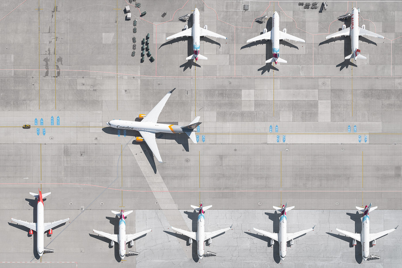 Airports - les magnifiques agencements géométriques des aéroports vus du ciel par Tom Hegen Airports les magnifiques agencements geometriques des aeroports vus du ciel par Tom Hegen 15 Airports-les-magnifiques-agencements-geometriques-des-aeroports-vus-du-ciel-par-Tom-Hegen-15
