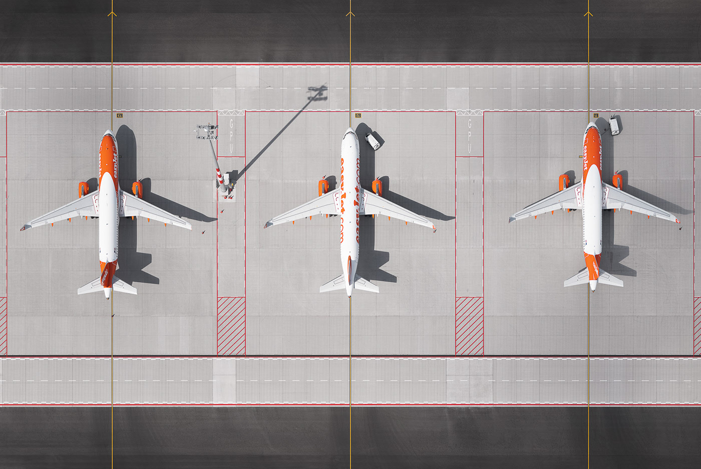 Airports - les magnifiques agencements géométriques des aéroports vus du ciel par Tom Hegen Airports les magnifiques agencements geometriques des aeroports vus du ciel par Tom Hegen 17 Airports-les-magnifiques-agencements-geometriques-des-aeroports-vus-du-ciel-par-Tom-Hegen-17