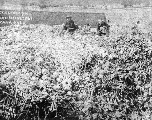 Des clichés vintage de soldats jouant avec des squelettes humains à Cuba début 1900 Des cliches vintage de soldats jouant avec des squelettes humains a Cuba debut 1900 6 Des-cliches-vintage-de-soldats-jouant-avec-des-squelettes-humains-a-Cuba-debut-1900-6