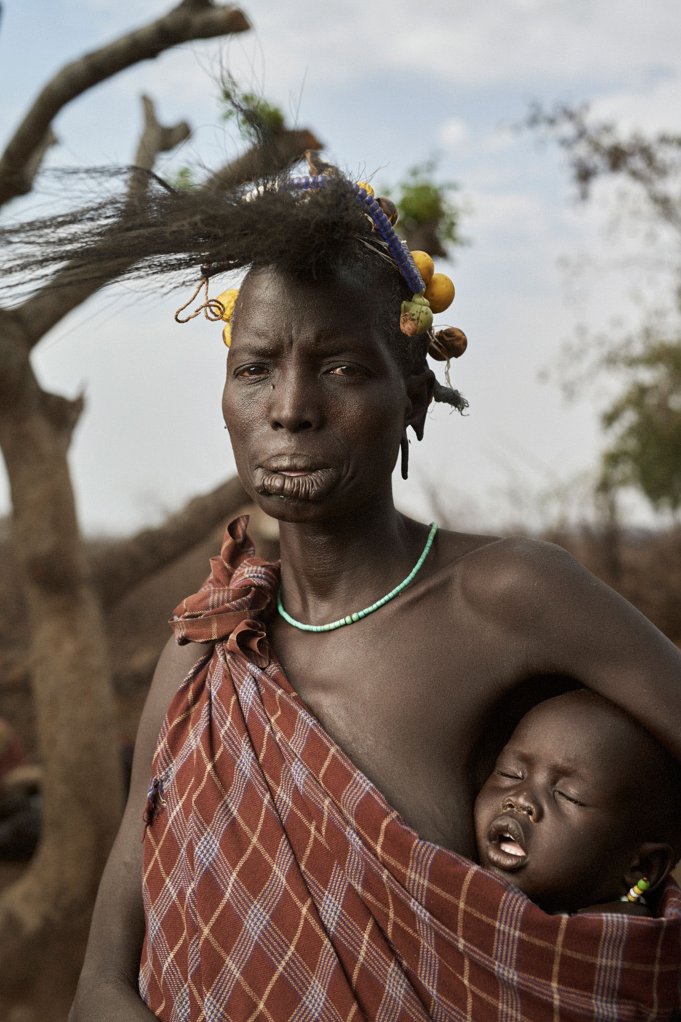 Des portraits de membres de la tribu mursi par Adam Kozioł Des portraits de membres de la tribu mursi vallee omo ethiopie par Adam Koziol 13 Des-portraits-de-membres-de-la-tribu-mursi-vallee-omo-ethiopie-par-Adam-Koziol-13