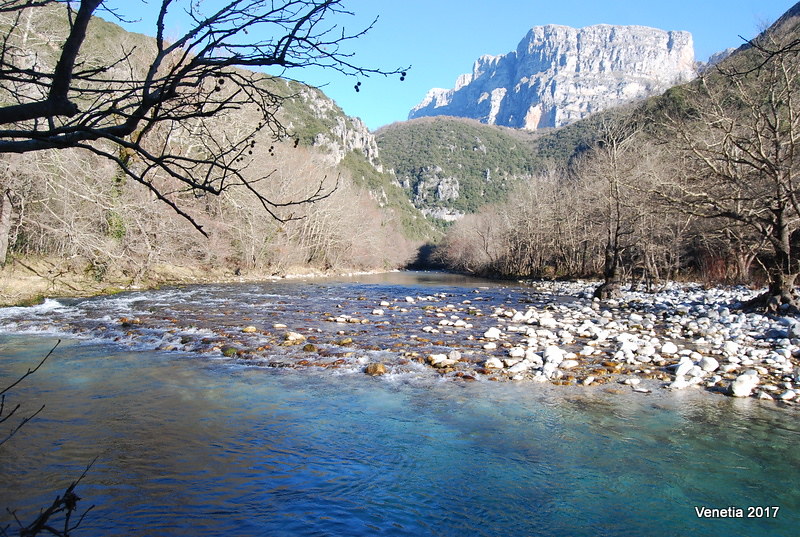 La rivière Voidomatis, paradis paradoxal pour les baigneurs qui aiment l'eau froide La riviere Voidomatis paradis paradoxal pour les baigneurs qui aiment l eau froide 2 La-riviere-Voidomatis-paradis-paradoxal-pour-les-baigneurs-qui-aiment-l-eau-froide-2
