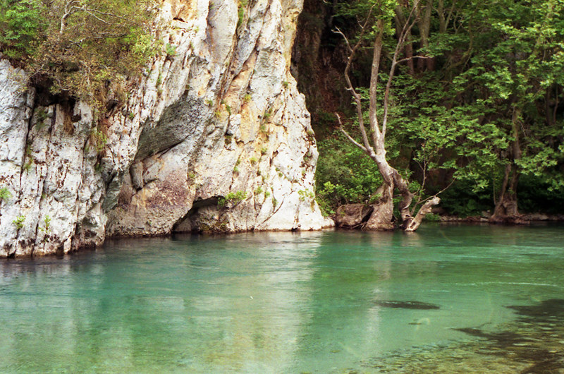 La rivière Voidomatis, paradis paradoxal pour les baigneurs qui aiment l'eau froide La riviere Voidomatis paradis paradoxal pour les baigneurs qui aiment l eau froide 7 La-riviere-Voidomatis-paradis-paradoxal-pour-les-baigneurs-qui-aiment-l-eau-froide-7